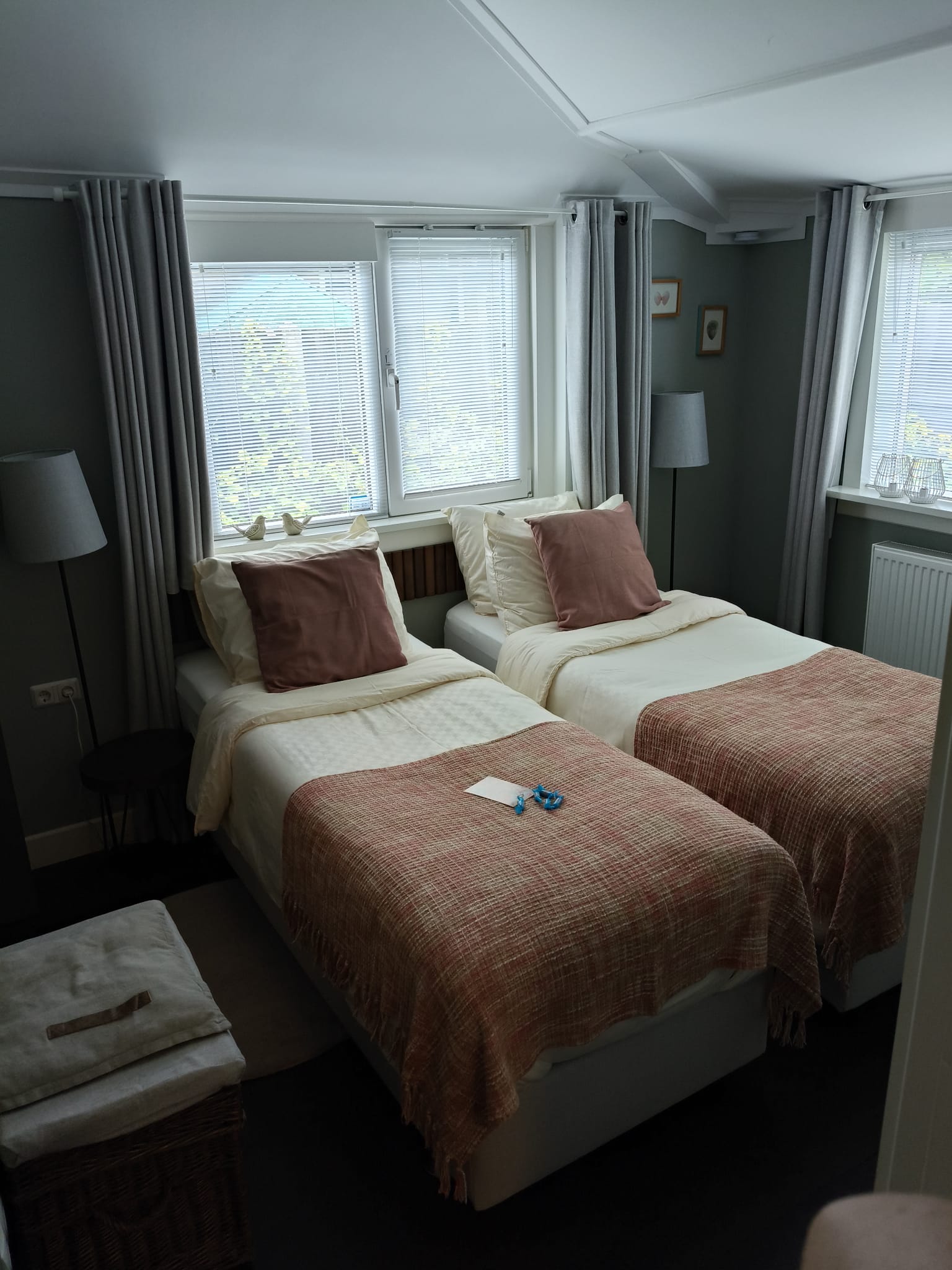 foto slaapkamer met enkele bedden